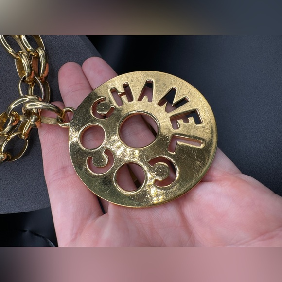 LOT 1431 24K gold plated CHANEL vintage necklace/belt chain with huge pendant - Picture 3 of 15